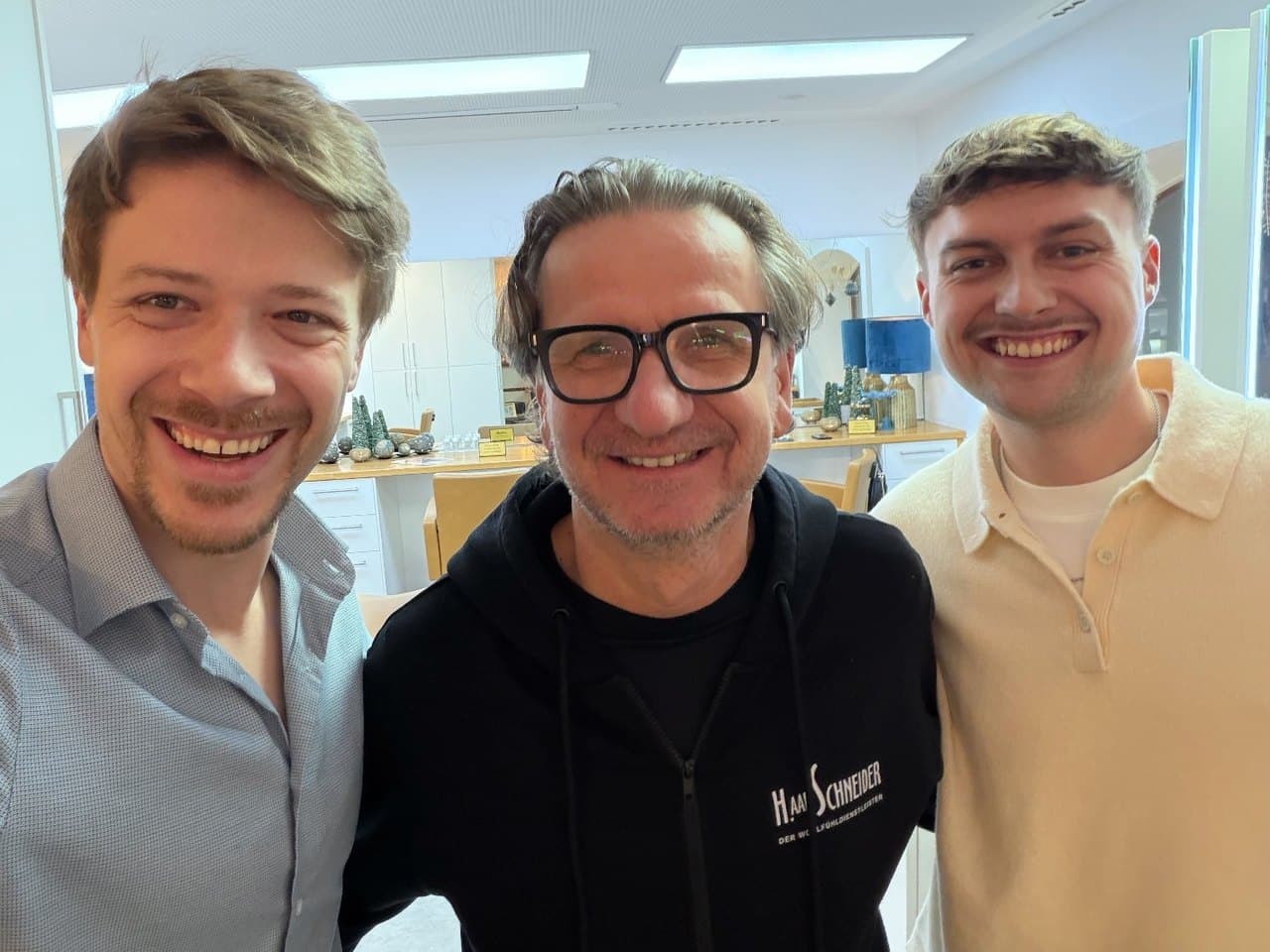 Heiko Schneider mit den Gründern von friseurtelefon.de